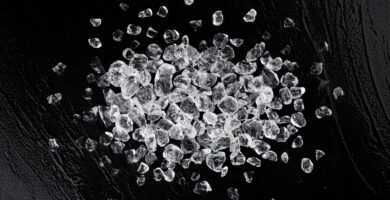 hielo pile sobre fondo negro