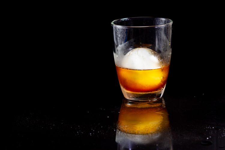 bola de hielo en vaso de whisky