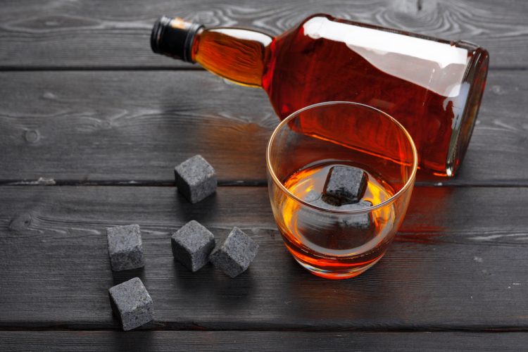 whisky a la roca con whisky stones